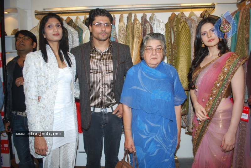 Zarine Khan At Riyaz Gangji's Libas Store - 20 / 30 photos