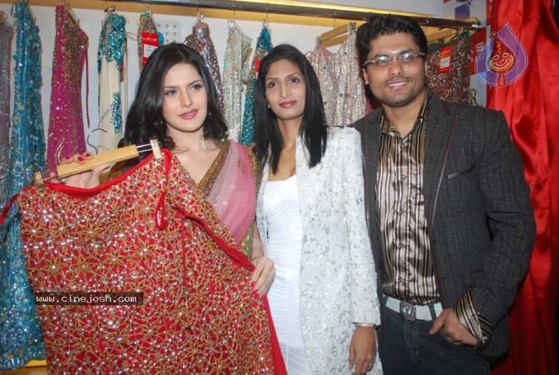 Zarine Khan At Riyaz Gangji's Libas Store - 23 / 30 photos
