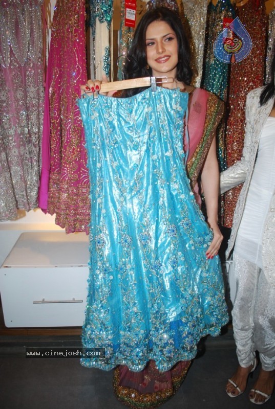 Zarine Khan At Riyaz Gangji's Libas Store - 26 / 30 photos