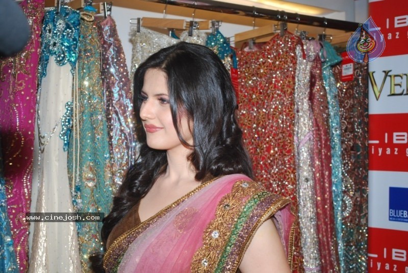 Zarine Khan At Riyaz Gangji's Libas Store - 29 / 30 photos