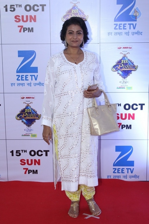 Zee Rishtey Awards 2017 Red Carpet Photos - 38 / 70 photos