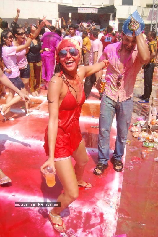 Zoom Holi Party 2011 - 1 / 148 photos