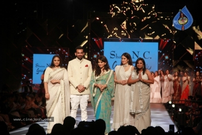 Abu Jani And Sandeep Khosla Fashion Show Photos - 32 of 40