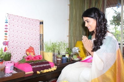 Actress Sonali Kulkarni Ganapathi Pooja Photos - 1 of 16