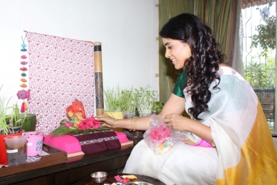 Actress Sonali Kulkarni Ganapathi Pooja Photos - 4 of 16