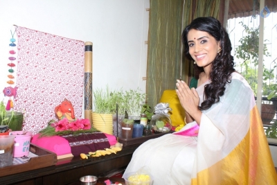 Actress Sonali Kulkarni Ganapathi Pooja Photos - 6 of 16