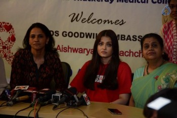 Aishwarya Rai Visites Cooper Hospital - 4 of 26