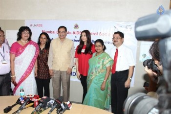 Aishwarya Rai Visites Cooper Hospital - 8 of 26
