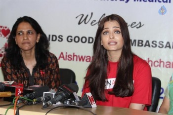 Aishwarya Rai Visites Cooper Hospital - 10 of 26