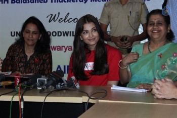 Aishwarya Rai Visites Cooper Hospital - 11 of 26