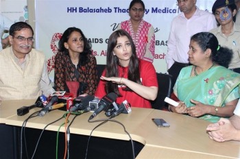 Aishwarya Rai Visites Cooper Hospital - 12 of 26