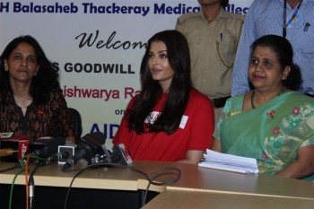 Aishwarya Rai Visites Cooper Hospital - 13 of 26