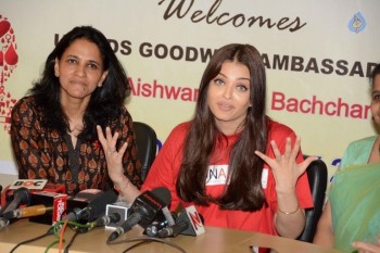 Aishwarya Rai Visites Cooper Hospital - 14 of 26