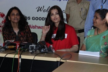 Aishwarya Rai Visites Cooper Hospital - 17 of 26