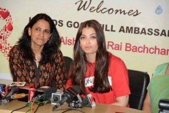 Aishwarya Rai Visites Cooper Hospital - 20 of 26