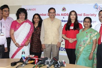 Aishwarya Rai Visites Cooper Hospital - 23 of 26