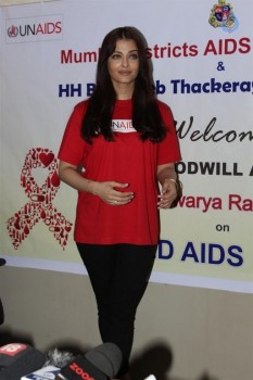 Aishwarya Rai Visites Cooper Hospital - 24 of 26