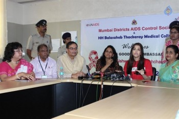 Aishwarya Rai Visites Cooper Hospital - 25 of 26