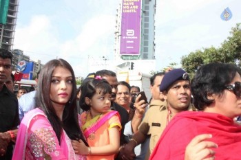 Aishwarya Rai Visits Siddivinayak Temple - 1 of 11