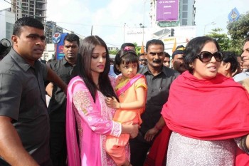 Aishwarya Rai Visits Siddivinayak Temple - 2 of 11