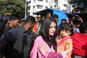 Aishwarya Rai Visits Siddivinayak Temple - 9 of 11