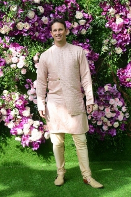 Akash Ambani and Shloka Mehta Wedding Reception - 34 of 38