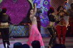 Alia Bhatt n Parineeti Perform at The IIAA 2014 - 9 of 49