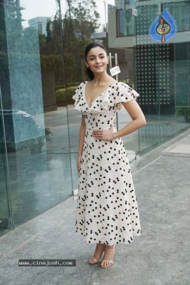 Alia Bhatt Spotted At Karan Johar Office - 3 of 8