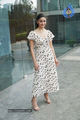 Alia Bhatt Spotted At Karan Johar Office - 4 of 8