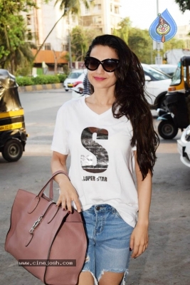 Ameesha Patel Spotted At Kromakay Salon - 8 of 9