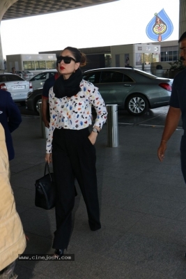 Bhumi Pednekar and Kareena Kapoor Spotted At International Airport - 1 of 21