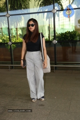 Bhumi Pednekar and Kareena Kapoor Spotted At International Airport - 2 of 21