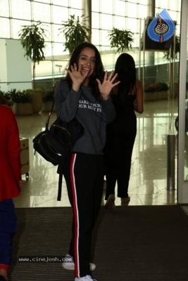 Bollywood Actresses Spotted at Airport - 23 of 42