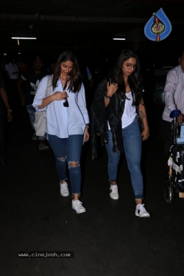 Bollywood Actresses Spotted at Airport - 33 of 42