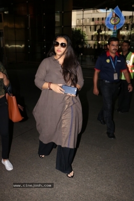 Bollywood Actresses Spotted at Airport - 4 of 38