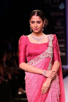 Bollywood Celebrities at IIJW 2015 Show - 44 of 90
