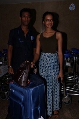 Bollywood Celebrities at Mumbai Airport - 30 of 40