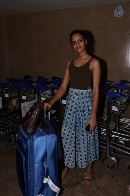 Bollywood Celebrities at Mumbai Airport - 33 of 40