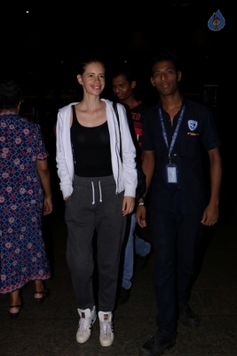 Bollywood Celebrities at Mumbai Airport - 25 of 40