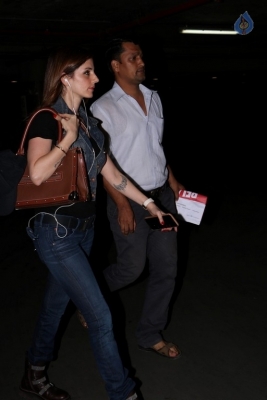 Bollywood Celebrities at Mumbai Airport - 26 of 40