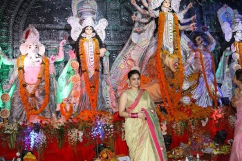 Bollywood Celebrities Attend Durga Pooja - 31 of 41