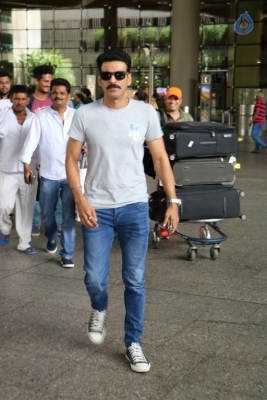 Bollywood Celebrities Spotted at Airport - 16 of 21