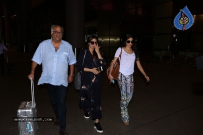 Bollywood Celebrities Spotted At Airport - 7 of 11
