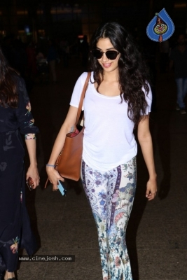 Bollywood Celebrities Spotted At Airport - 8 of 11