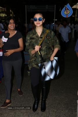Bollywood Celebrities Spotted at Airport - 5 of 34