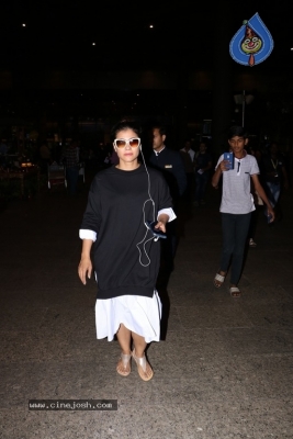 Bollywood Celebrities Spotted at Airport - 18 of 34
