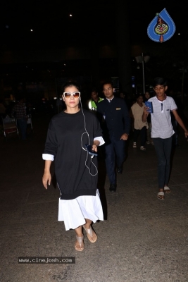 Bollywood Celebrities Spotted at Airport - 26 of 34