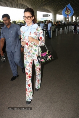 Bollywood Celebrities Spotted at Airport - 30 of 34