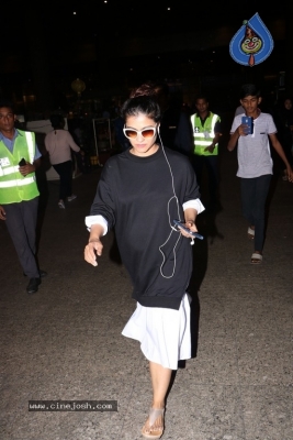 Bollywood Celebrities Spotted at Airport - 33 of 34