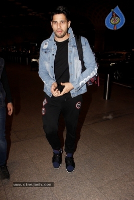 Bollywood Celebrities Spotted at Airport - 6 of 8